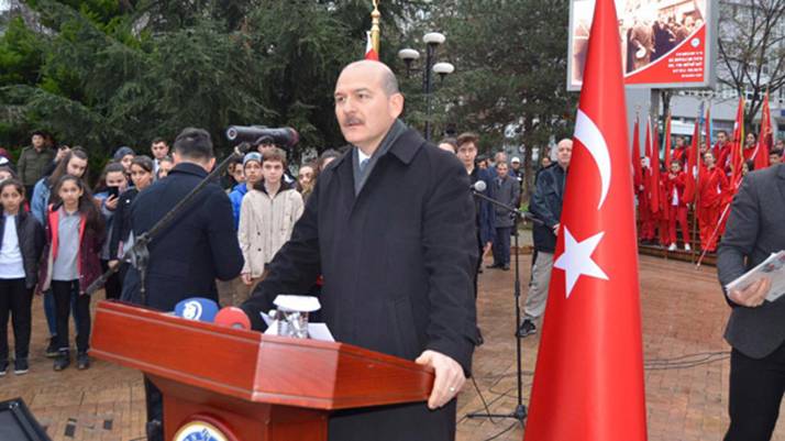 Trabzon Valili�i konu�ma k�rs�s� s�leyman soylu hitap ederken