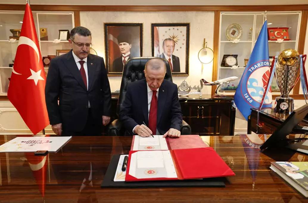 Trabzon B�y�k�ehir Belediyesi �eref Defterini Cumhurba�kan� Recep Tayyip Erdo�an �mzal�yor